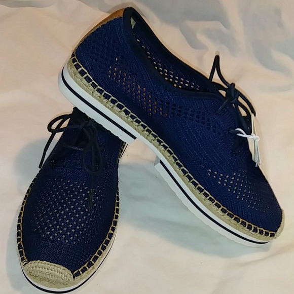 Beautiful NAVY perforated Flats w Lace Up Closure - Picture 8 of 10